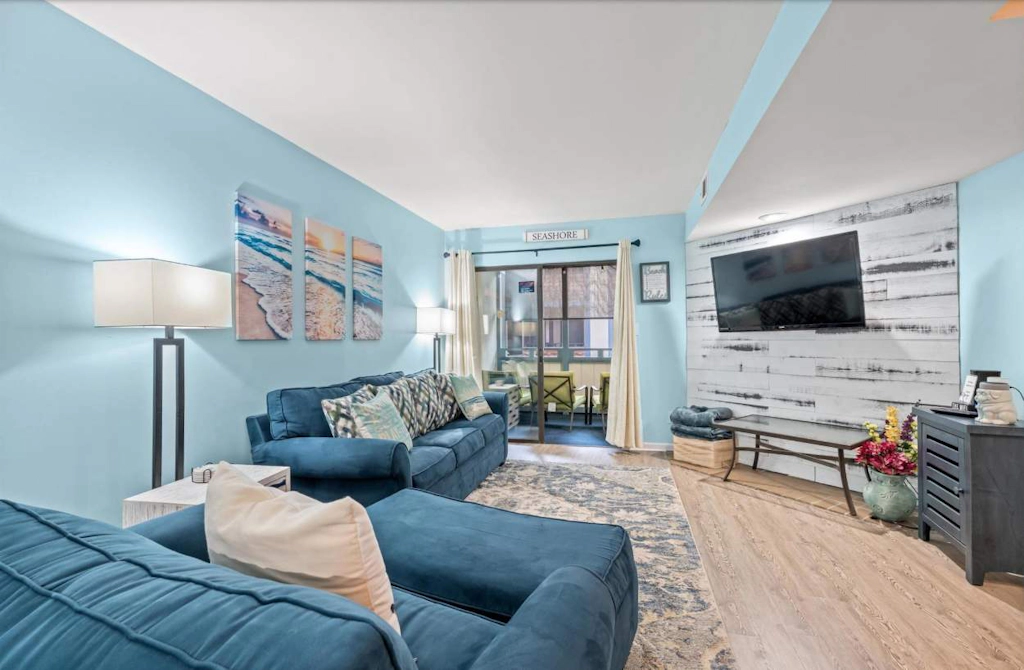 Spacious 2BR Condo!  Walk To The Pier & Beach!