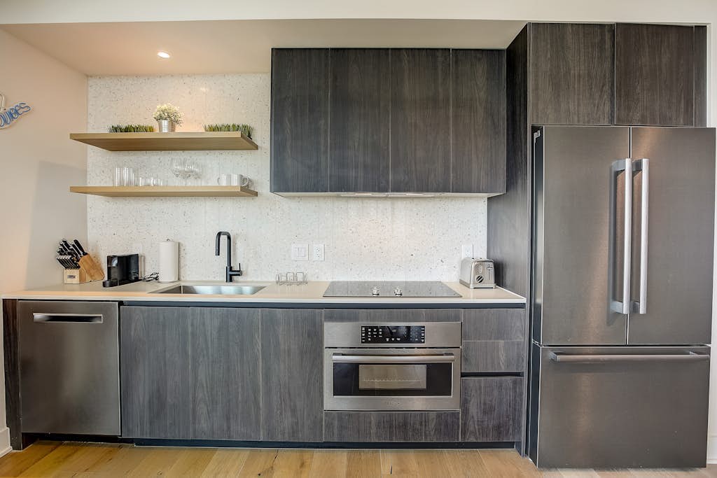 Historic Rainey Street condo w/balcony, rooftop pool, fitness center - dog ok