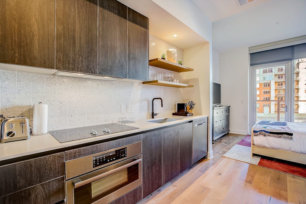 Stylish Rainey Street condo w/private balcony - rooftop pool & gym