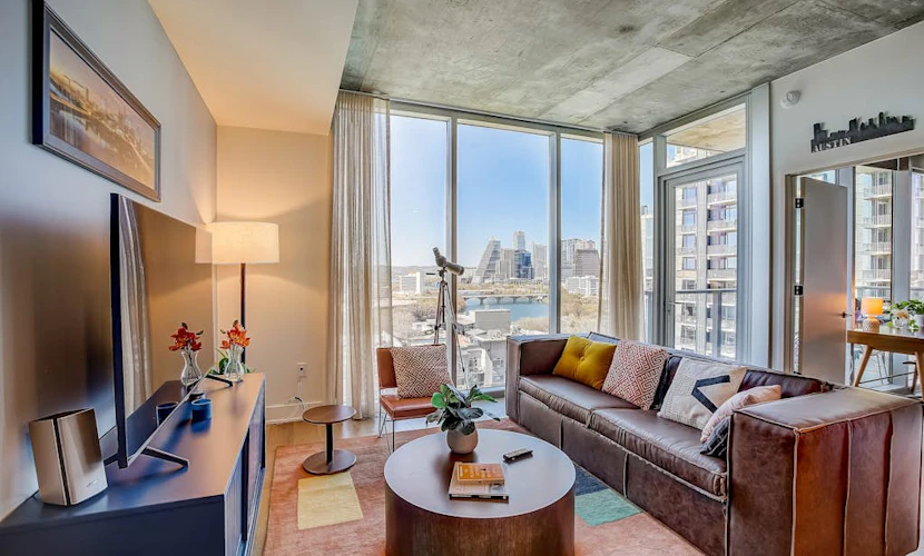 Austin Rainey Street perch with balcony - rooftop pool & gym