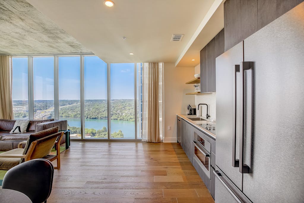 Loft -style condo with skyline-view balcony - rooftop pool & gym