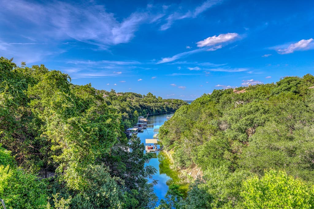 Peaceful retreat on Lake Travis with amazing views near wineries & distilleries