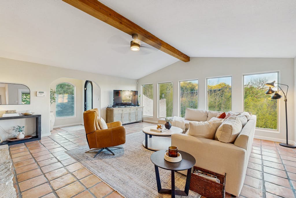 Peaceful retreat on Lake Travis with amazing views near wineries & distilleries