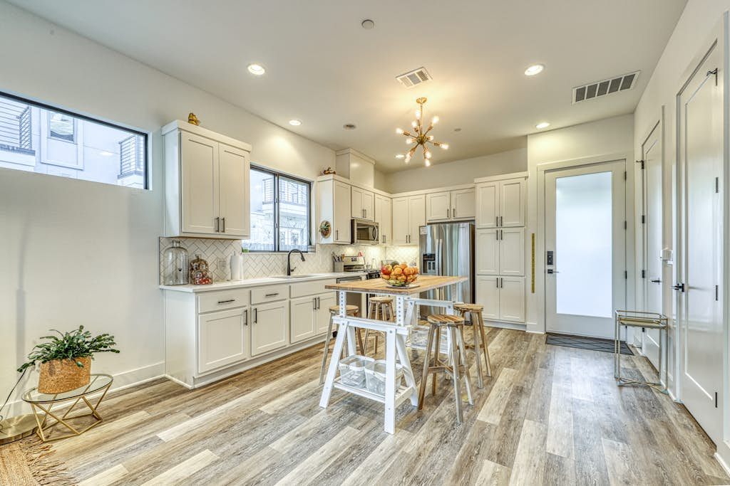 Dog-friendly, two story condo w/deck and outdoor dining area -near downtown