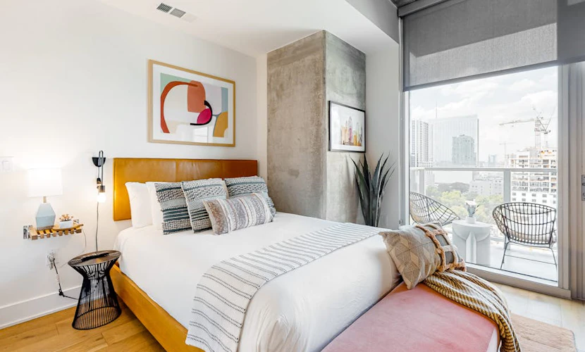 Austin studio condo with WiFi, balcony, W/D, full kitchen, rooftop pool, & gym