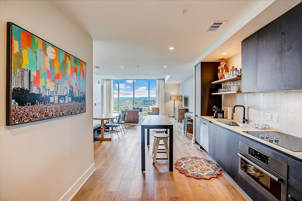 Austin Rainey St. corner condo - lake views & two balconies - pool & gym