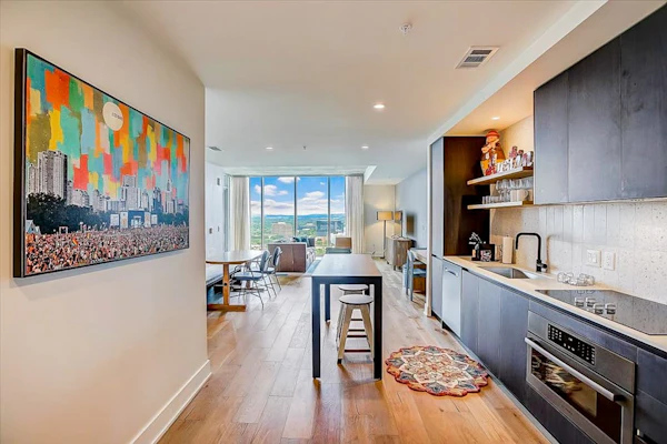 Austin Rainey St. corner condo - lake views & two balconies - pool & gym