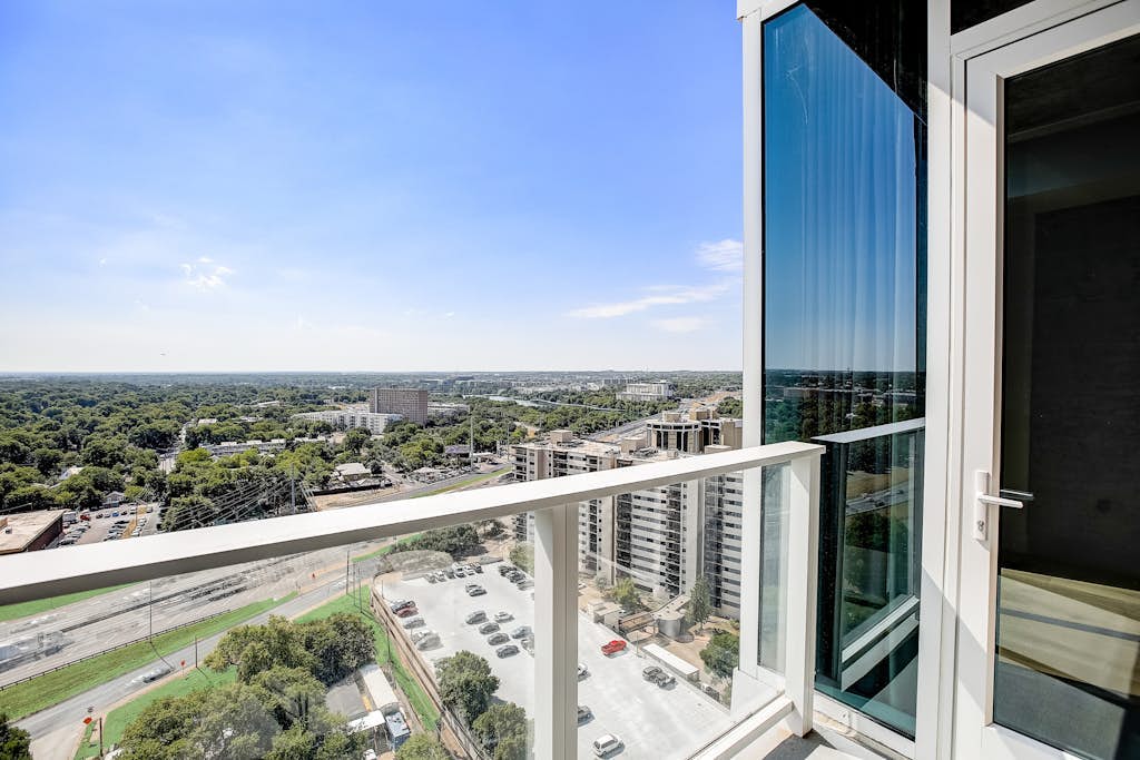 Historic Rainey Street condo - stunning lake-view balcony - rooftop pool & gym