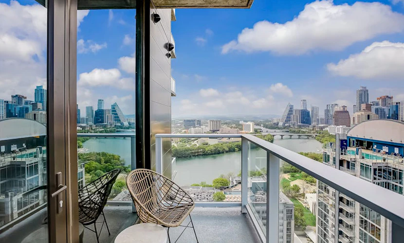 Austin Rainey Street studio - lake & skyline-view balcony, rooftop pool & gym