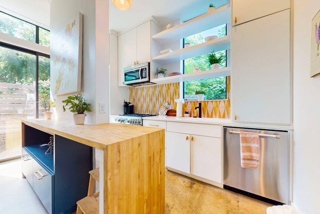 Modern two story home with kitchen, gated yard, balcony, close to South Congress