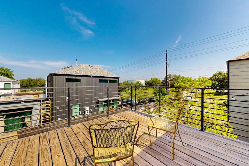 Modern two story home with kitchen, gated yard, balcony, close to South Congress