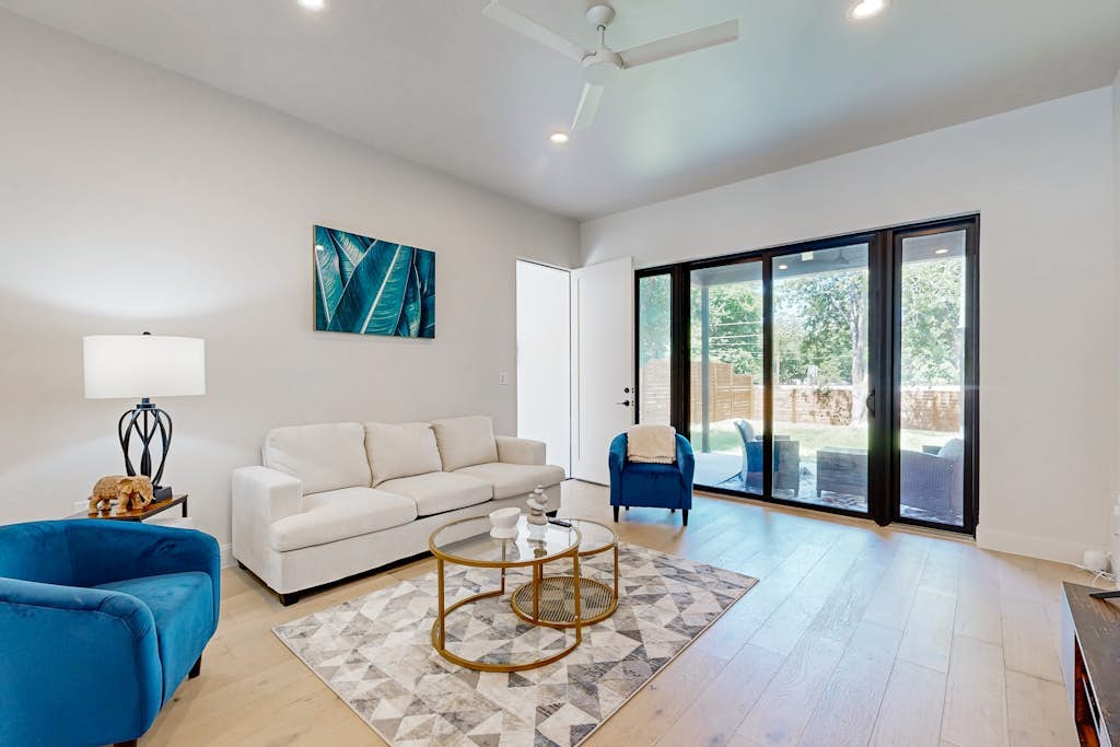 Fantastic townhouse with enclosed backyard and high-speed internet