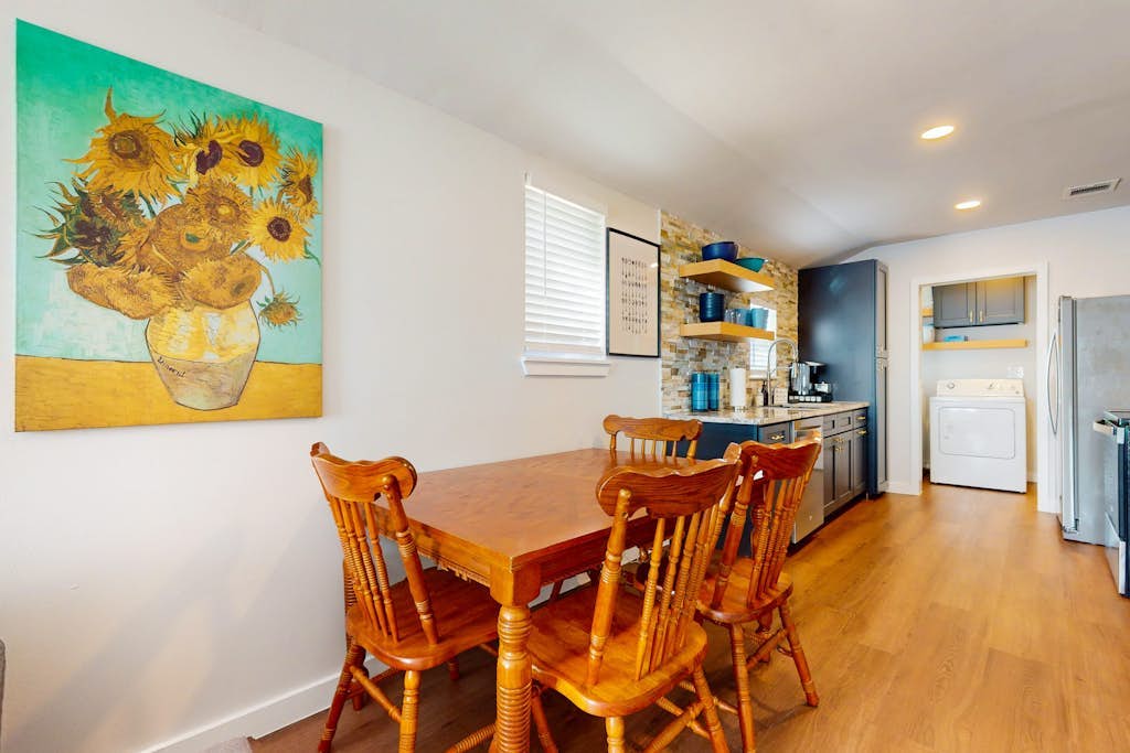 Modern cozy house with full kitchen, dining & living area, TV, close to downtown