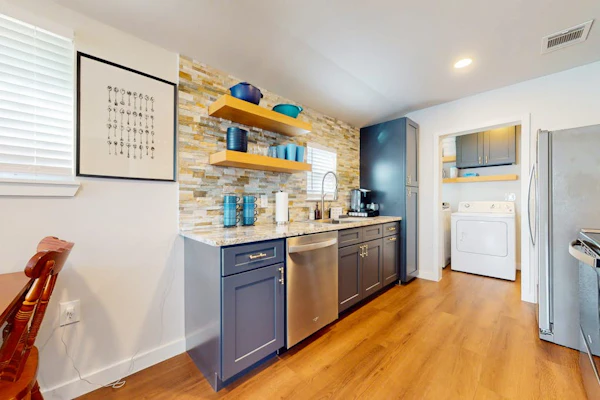 Modern cozy house with full kitchen, dining & living area, TV, close to downtown
