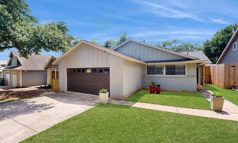 Cozy home with enclosed backyard and fire pit - Dog-friendly
