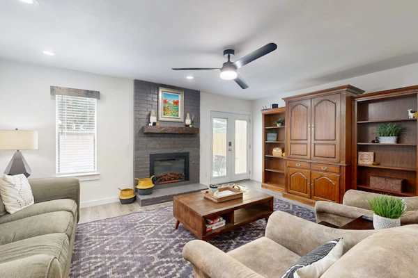 Cozy home with enclosed backyard and fire pit - Dog-friendly