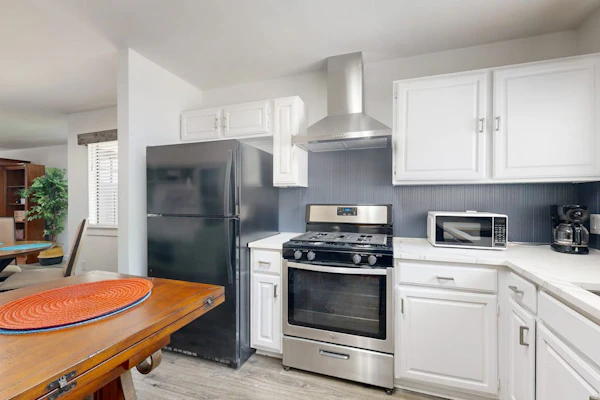 Cozy home with enclosed backyard and fire pit - Dog-friendly