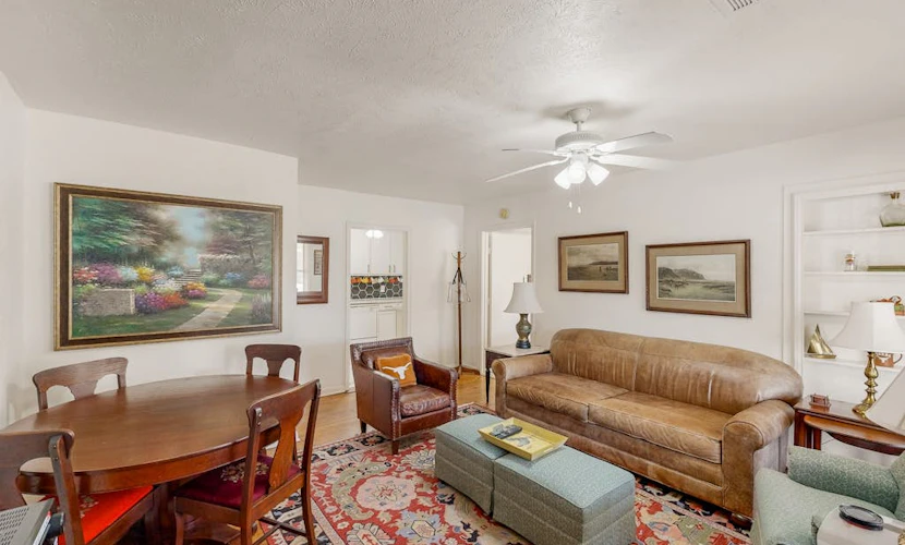 Charming home near downtown Austin with grill, streaming, washer/dryer, & AC