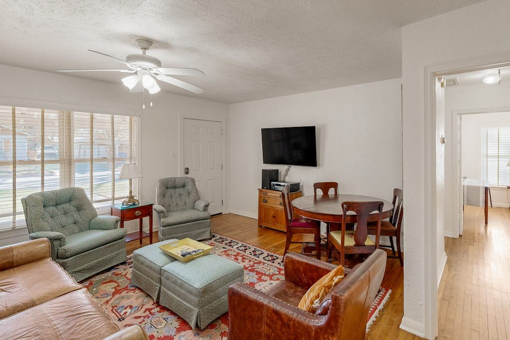 Charming home near downtown Austin with grill, streaming, washer/dryer, & AC