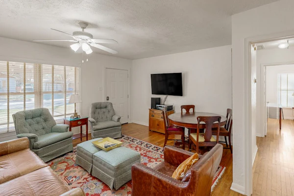 Charming home near downtown Austin with grill, streaming, washer/dryer, & AC
