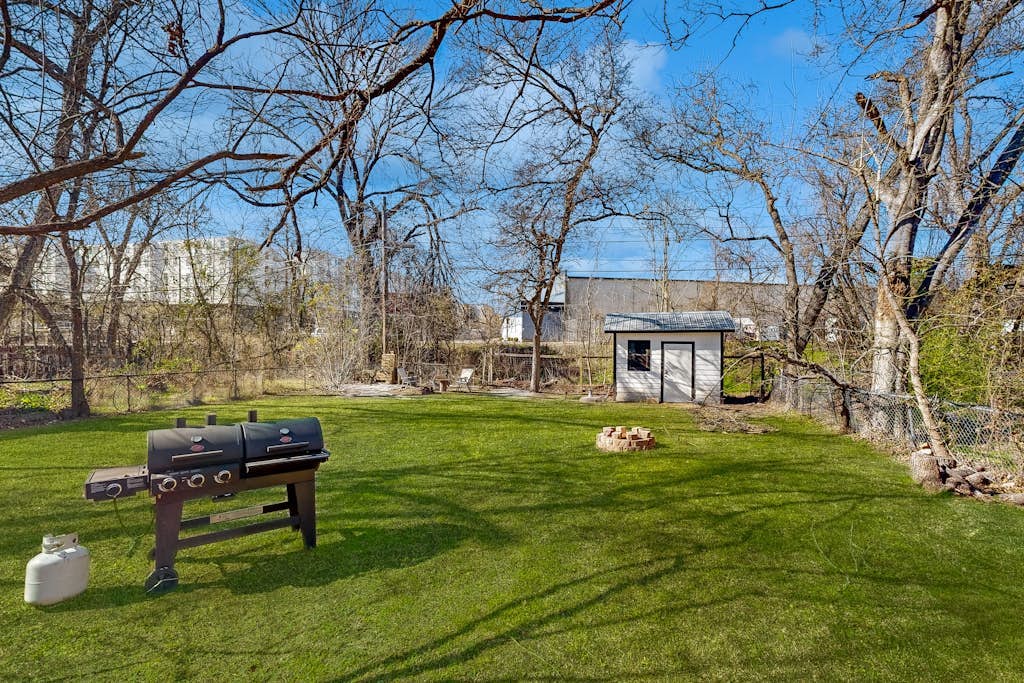 Charming home near downtown Austin with grill, streaming, washer/dryer, & AC