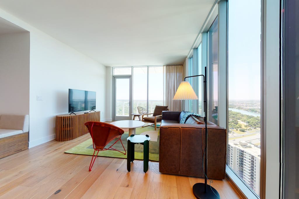 32nd-floor Rainey St condo with stunning lakeview balcony, rooftop pool & gym