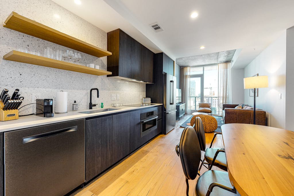 Rainey Street Luxe condo -  skyline-view balcony - rooftop pool & gym