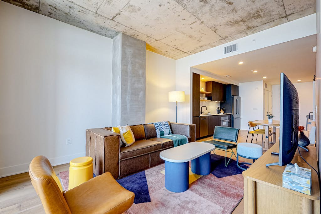 Natiivo Austin condo with lake-view balcony, pool & gym