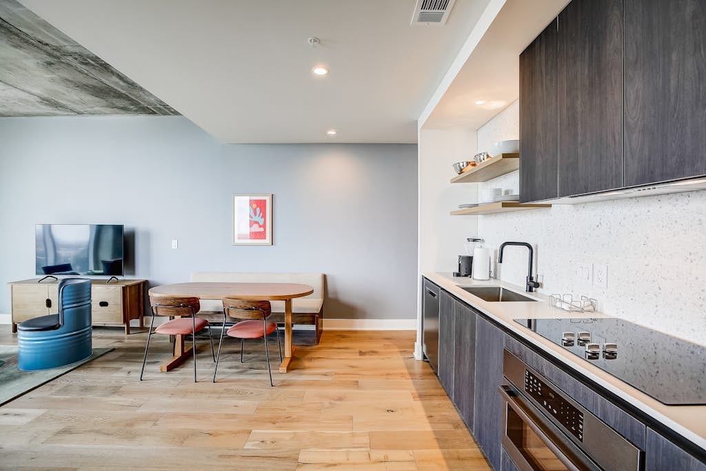 Natiivo Austin corner condo with lake-view balcony, rooftop pool & gym
