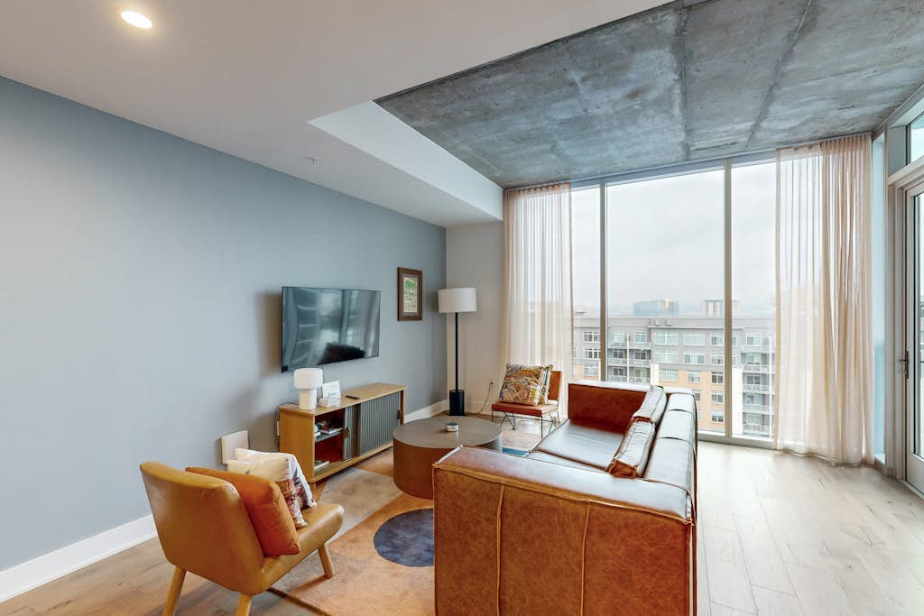Historic Rainey St. condo with skyline views - rooftop pool & gym