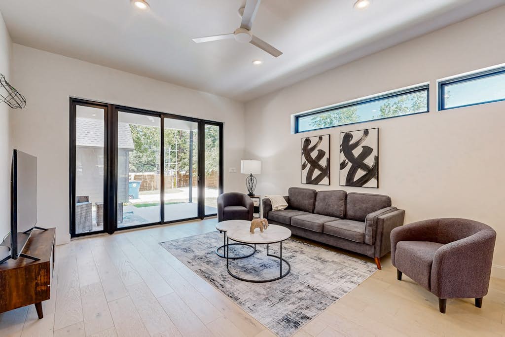 Charming townhouse with W/D and enclosed backyard