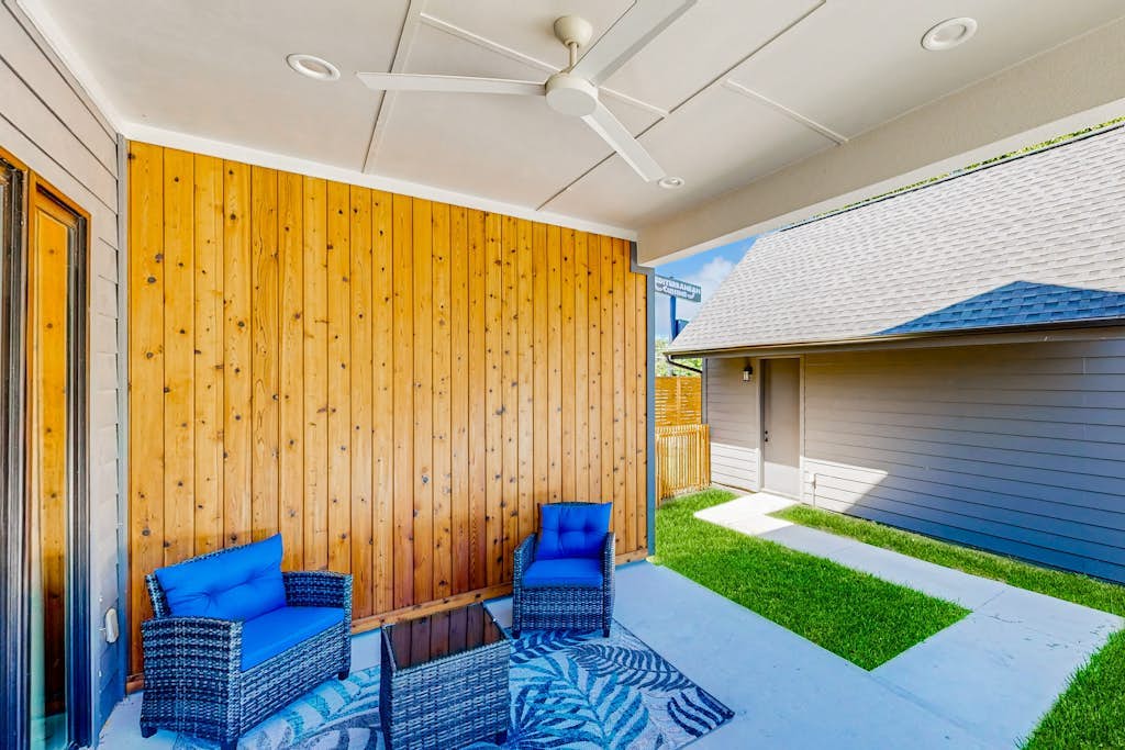 Charming townhouse with W/D and enclosed backyard