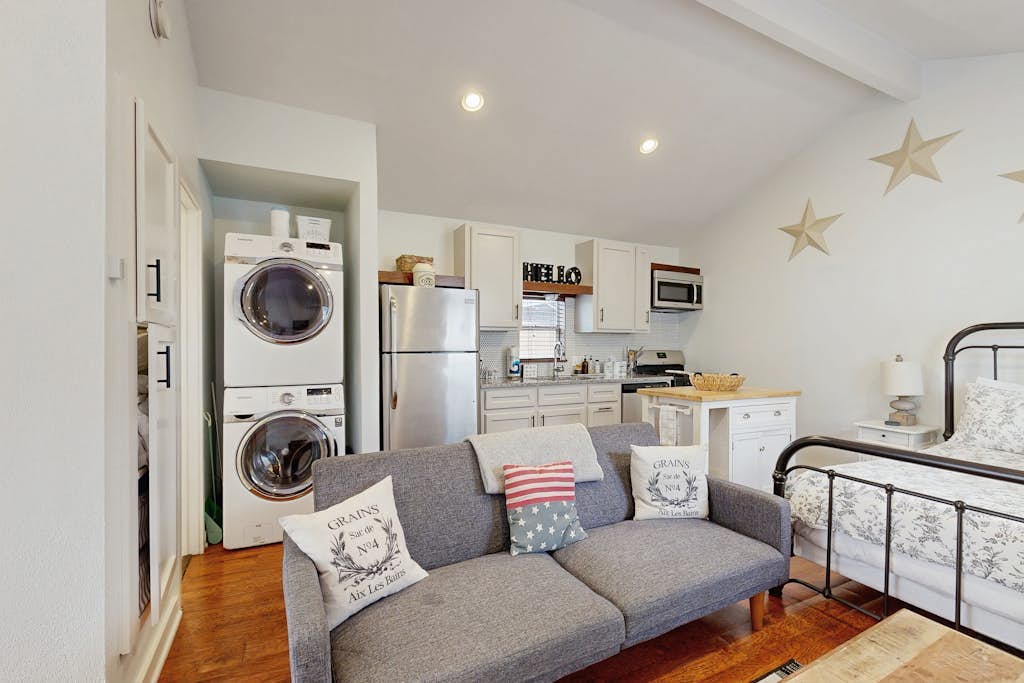 Charming guesthouse with full kitchen, private entrance & fenced patio