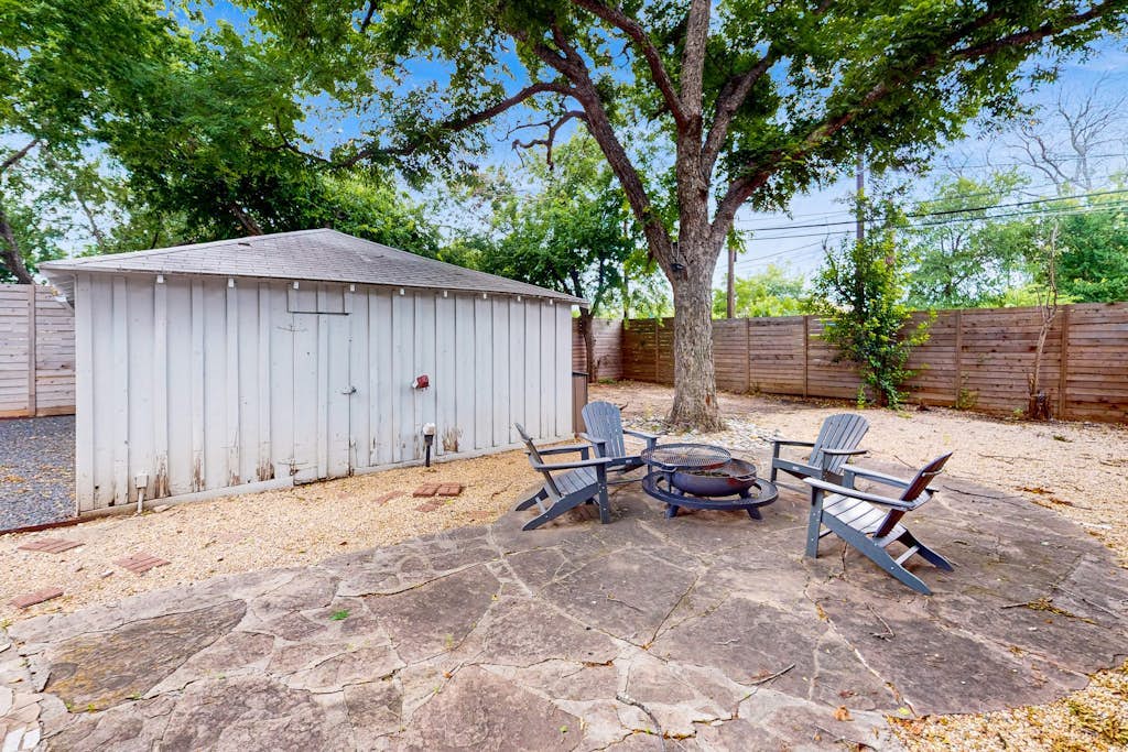 Lavish home with firepit - 1 block to cafes, fine dining, shops & entertainment