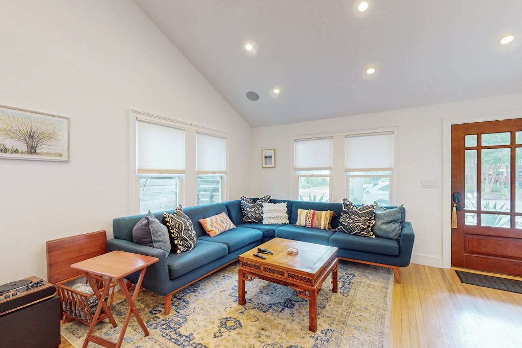 Lavish home with firepit - 1 block to cafes, fine dining, shops & entertainment