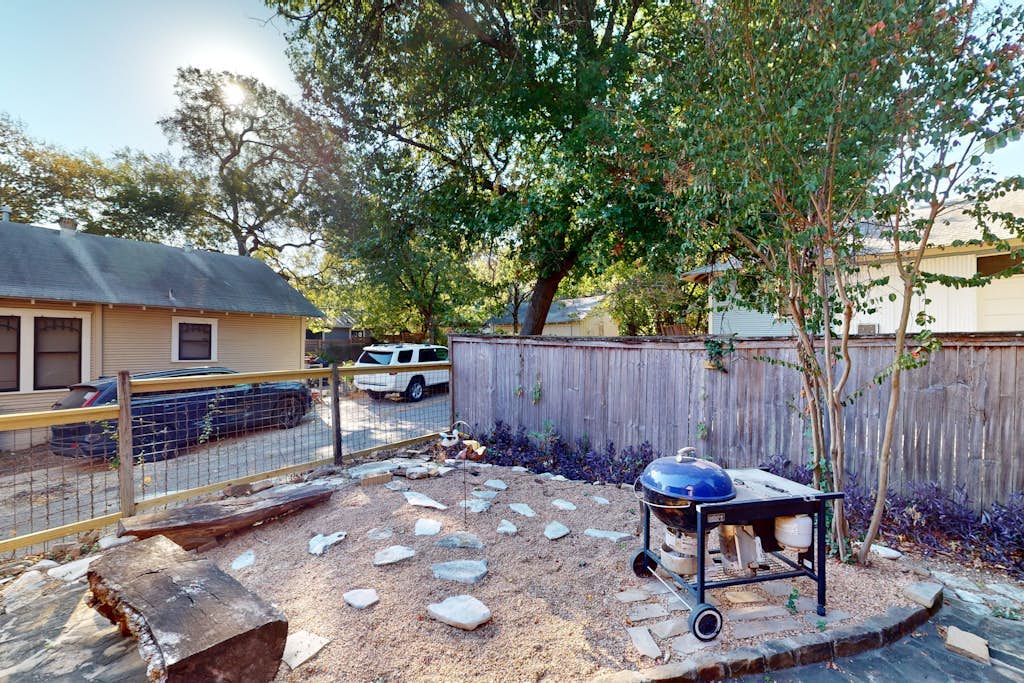 Charming home with balcony, firepit, & 2 living rooms - near dining & music