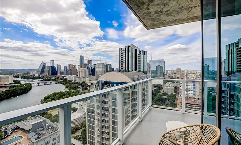 Austin Rainey St. corner condo - lake views, private balcony, pool & gym