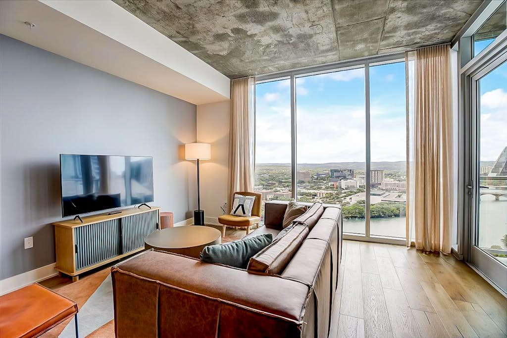 Austin Rainey St. corner condo - lake views, private balcony, pool & gym