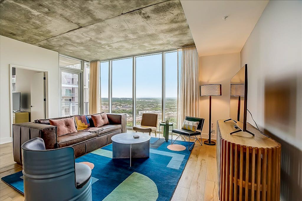 Rainey Street condo w/lake & sunset-view balcony - rooftop pool & gym
