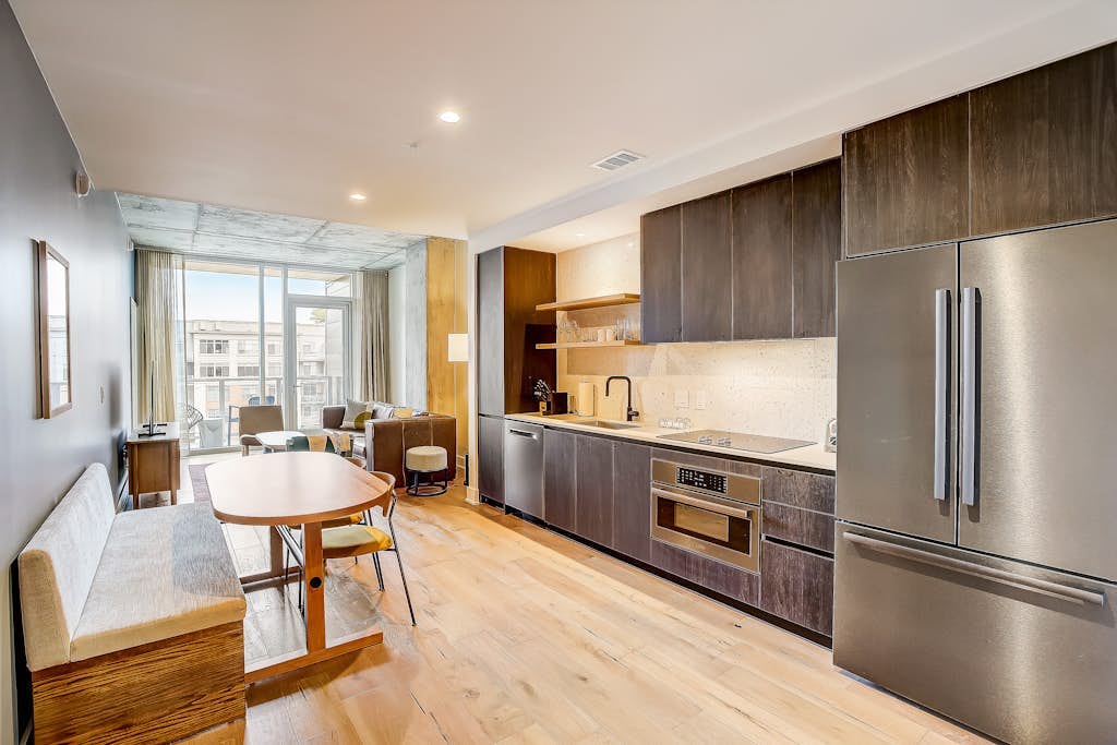 Austin city escape near best attractions w/rooftop pool, gym, private balcony