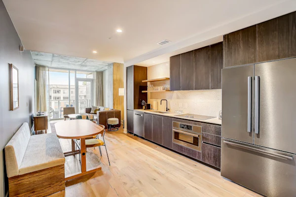 Austin city escape near best attractions w/rooftop pool, gym, private balcony