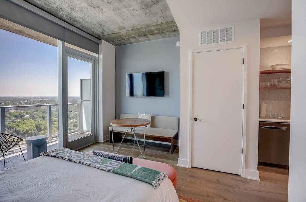 28th Flr studio condo with lakeview balcony, rooftop pool & fitness center