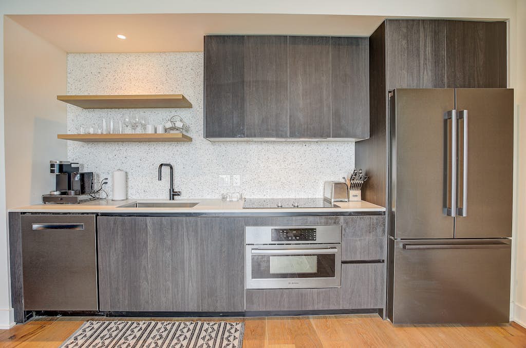 Luxe Rainey St corner condo with lakeview balcony, rooftop pool & gym