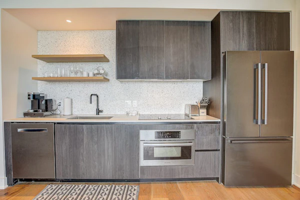 Luxe Rainey St corner condo with lakeview balcony, rooftop pool & gym