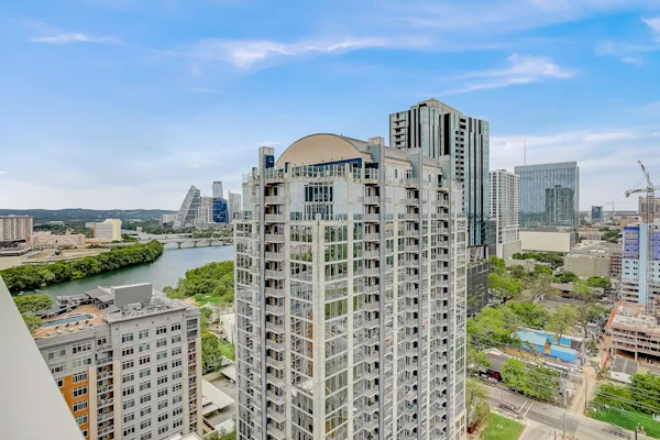 Brand new Rainey St. condo - city & water-view balcony - pool & gym - dogs OK