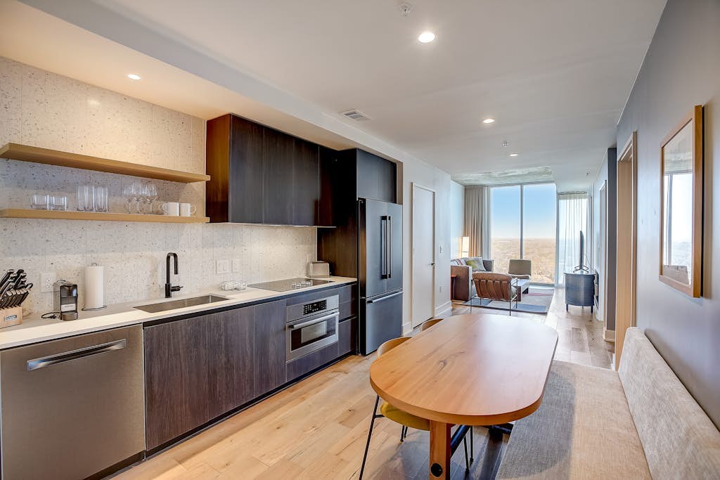 Luxe 21st flr condo with balcony - rooftop pool and gym
