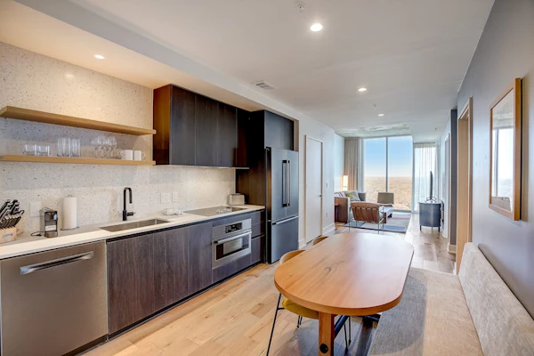 Luxe 21st flr condo with balcony - rooftop pool and gym
