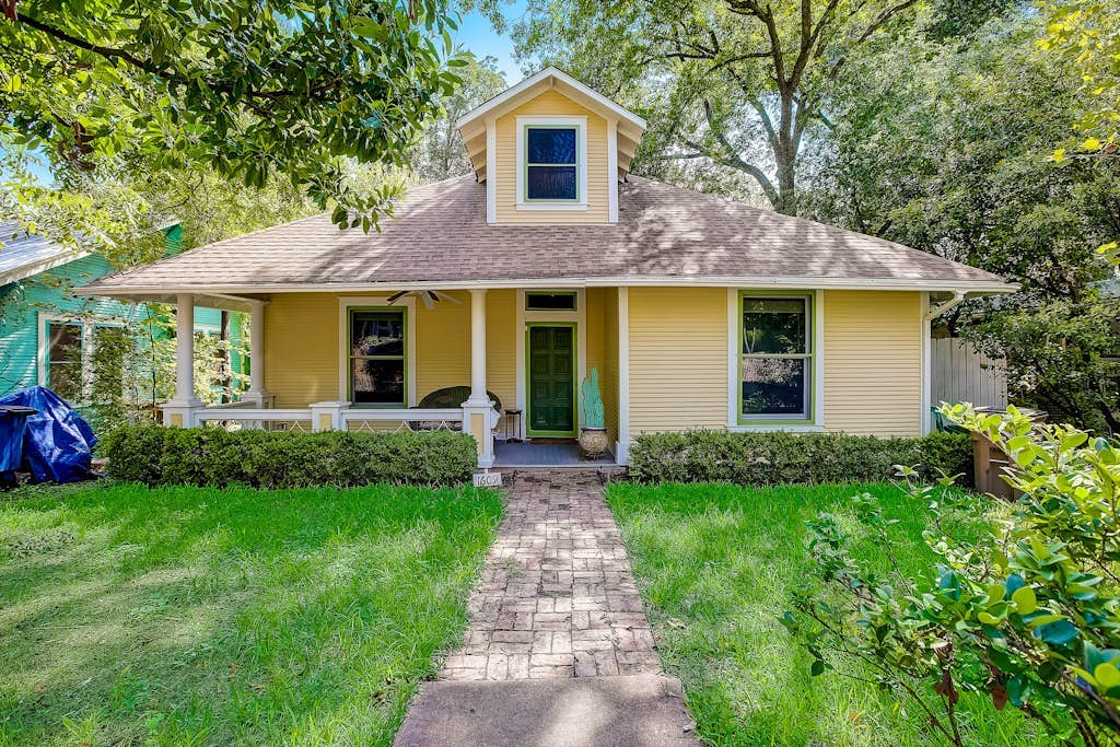 Quiet central home with enclosed yard, deck, grill, central AC, & washer/dryer