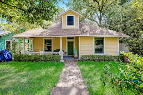 Quiet central home with enclosed yard, deck, grill, central AC, & washer/dryer