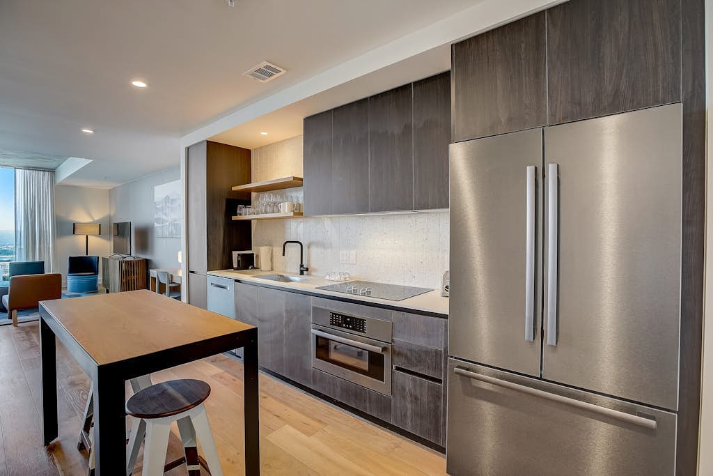 Historic Rainey Street sky-high condo with amazing views & rooftop pool